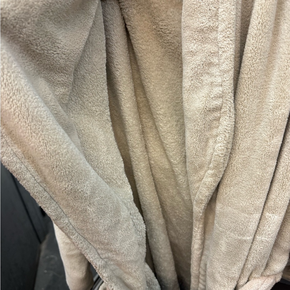 Brookstone Cream Robe - Picture 2 of 12